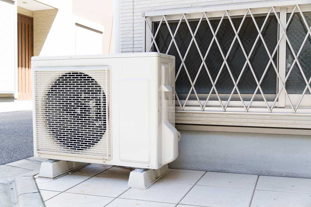 エアコンの室外機の掃除は自分でできる?掃除のメリットや頻度、掃除方法を紹介!